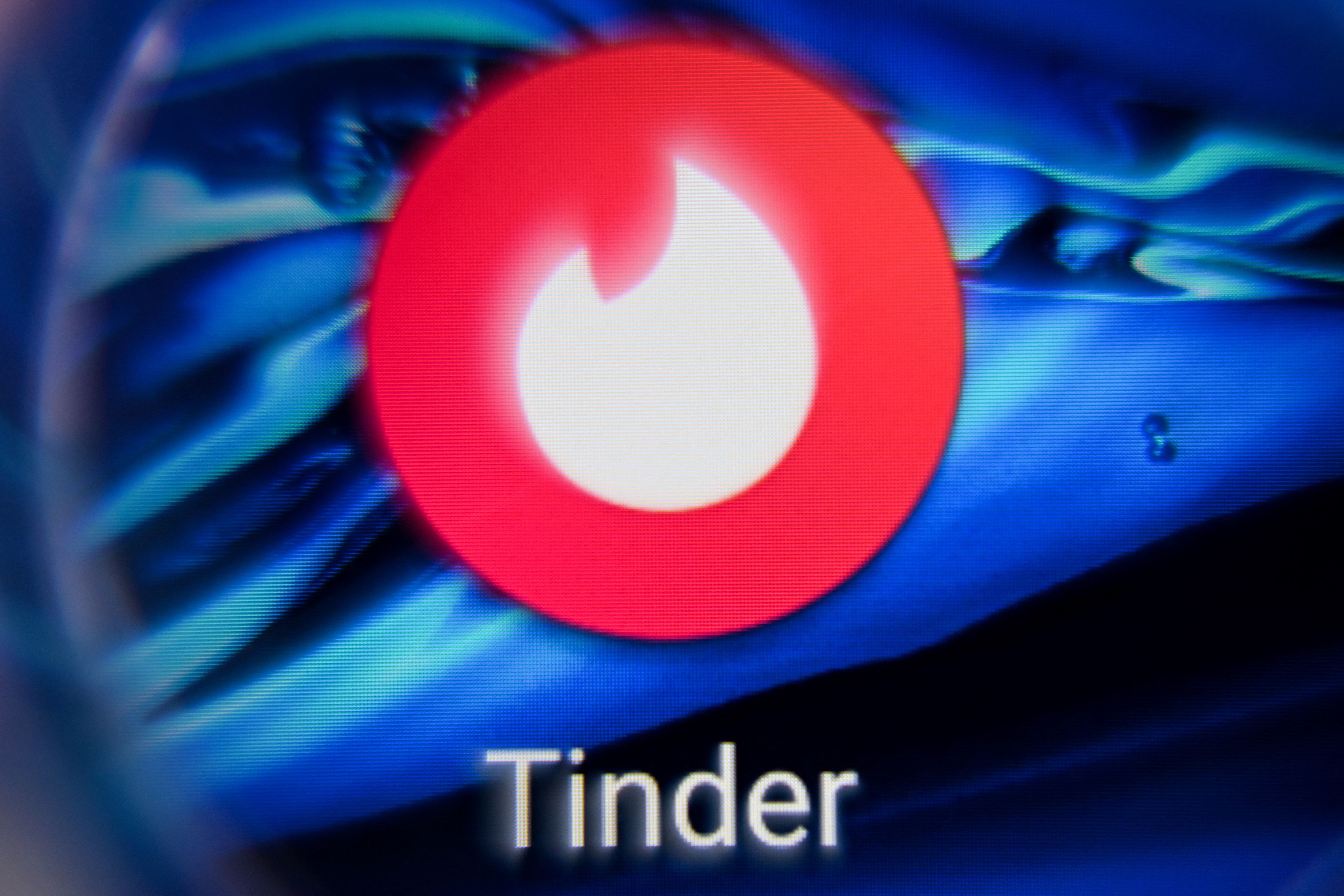 Logo aplikasi Tinder terlihat di sebuah layar tablet
