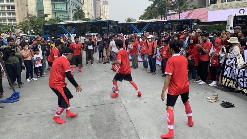Forum Akademisi Penggemar Sepak Bola Indonesia (FAPSI) menggelar aksi teaterikal di Bundaran HI menyambut arak-arakan Timnas U-22.
