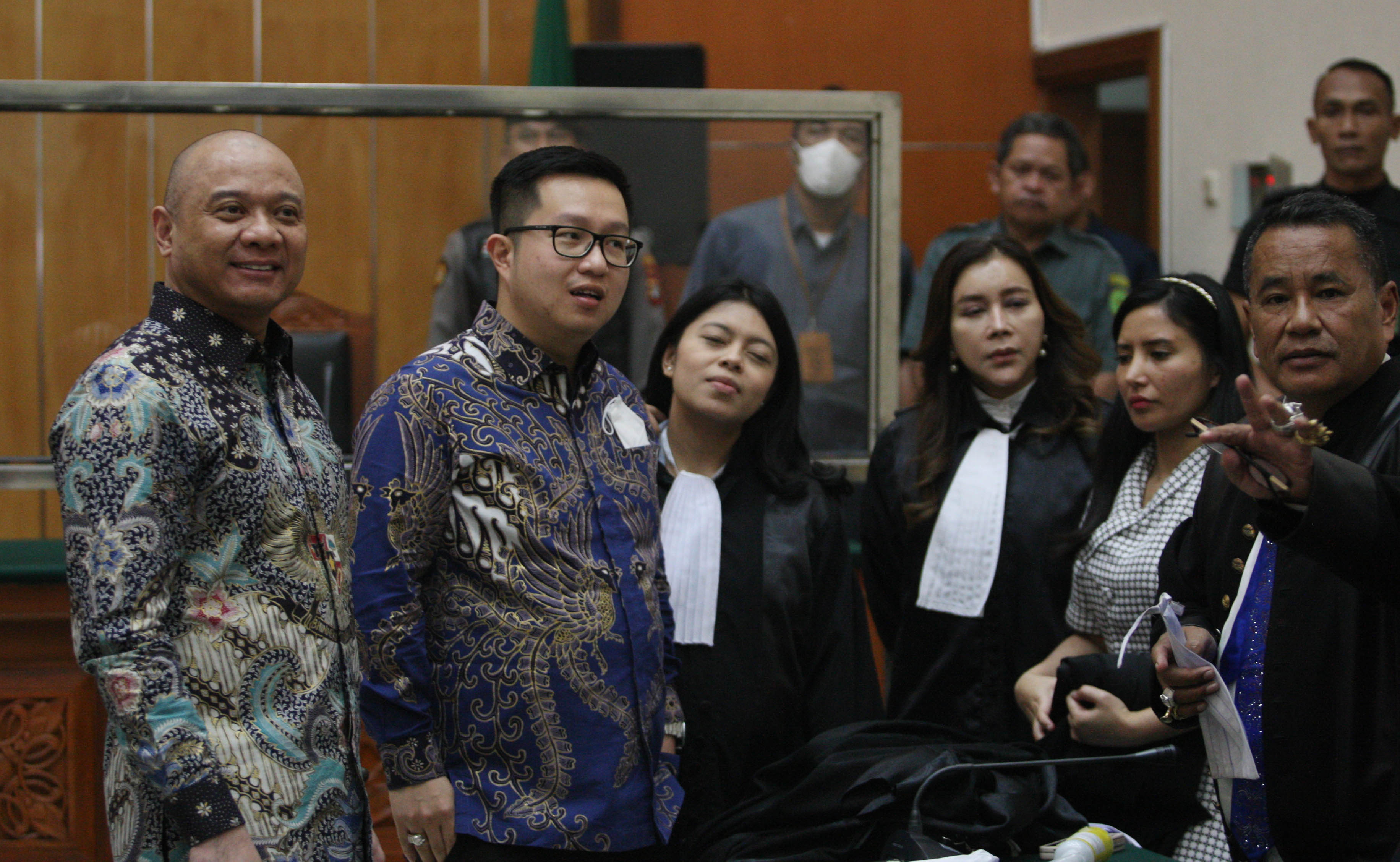 Terdakwa mantan Kapolda Sumatera Barat Irjen Teddy Minahasa (kiri) berdiskusi dengan tim pengacaranya seusai mendengarkan pembacaan vonis