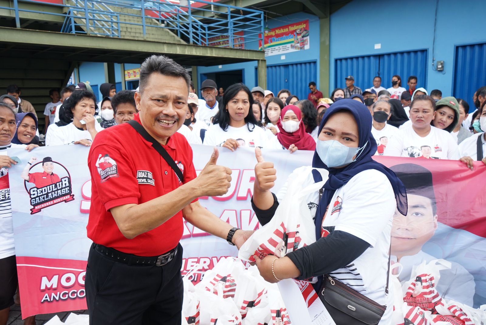 Relawan Sedulur Saklawase, pendukung bacaleg DPR, Mochamad Herviano dari PDIP membagikan sembako di Salatiga, Jateng.