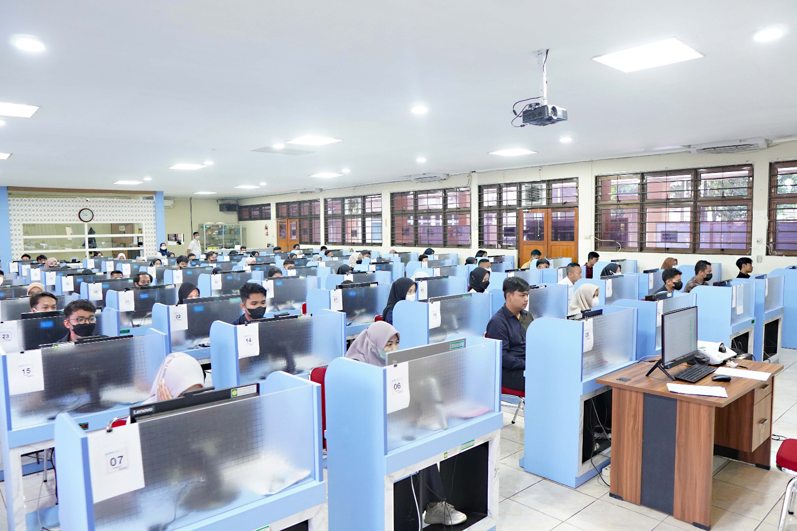 Para peserta mengikuti (UTBK – SNBT) Tahun 2023 di Pusat UTBK-351, Universitas Jenderal Soedirman (Unsoed), Purwokerto.