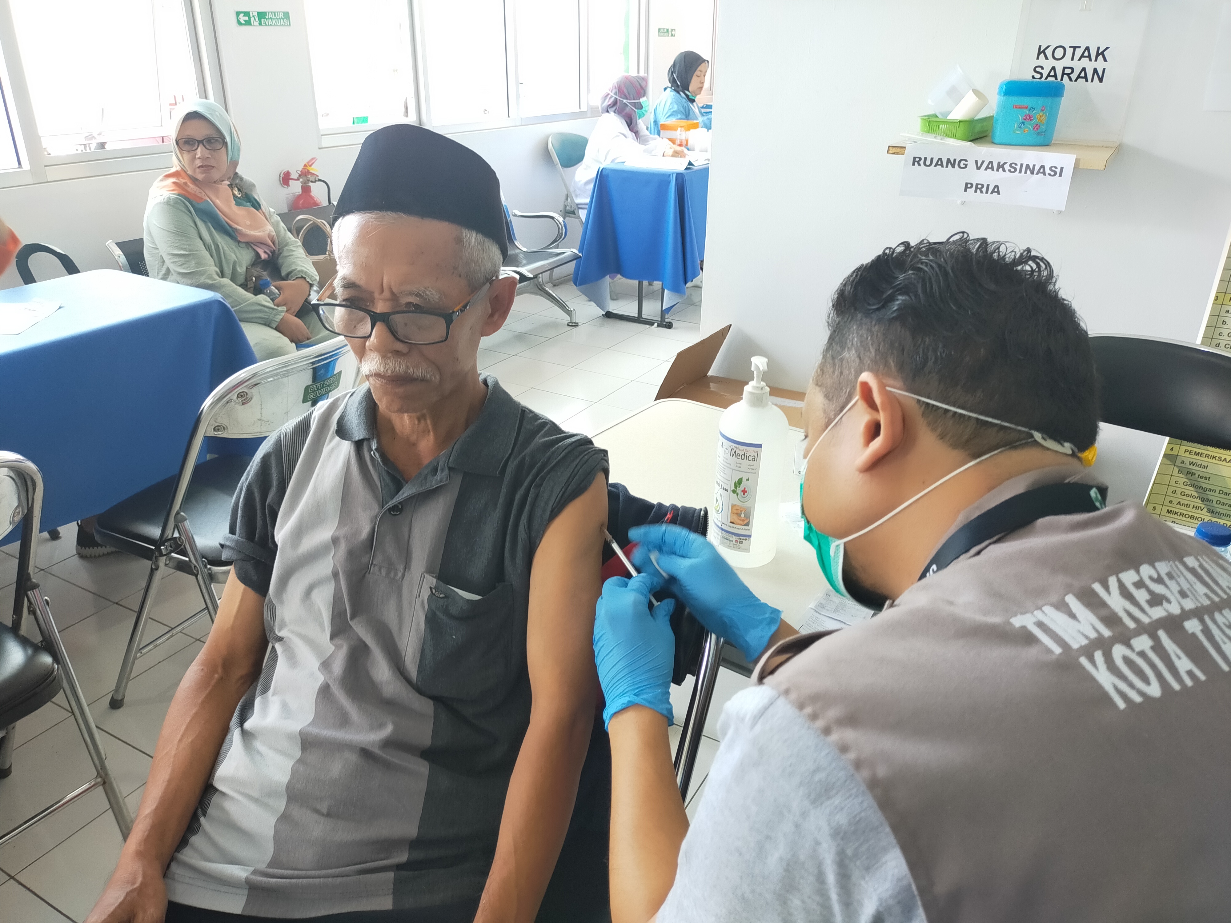 Calon jemaah haji (Calhaj) asal Kota Tasikmalaya, Jawa Barat menerimavaksin meningitis, Jumat (5/5). 