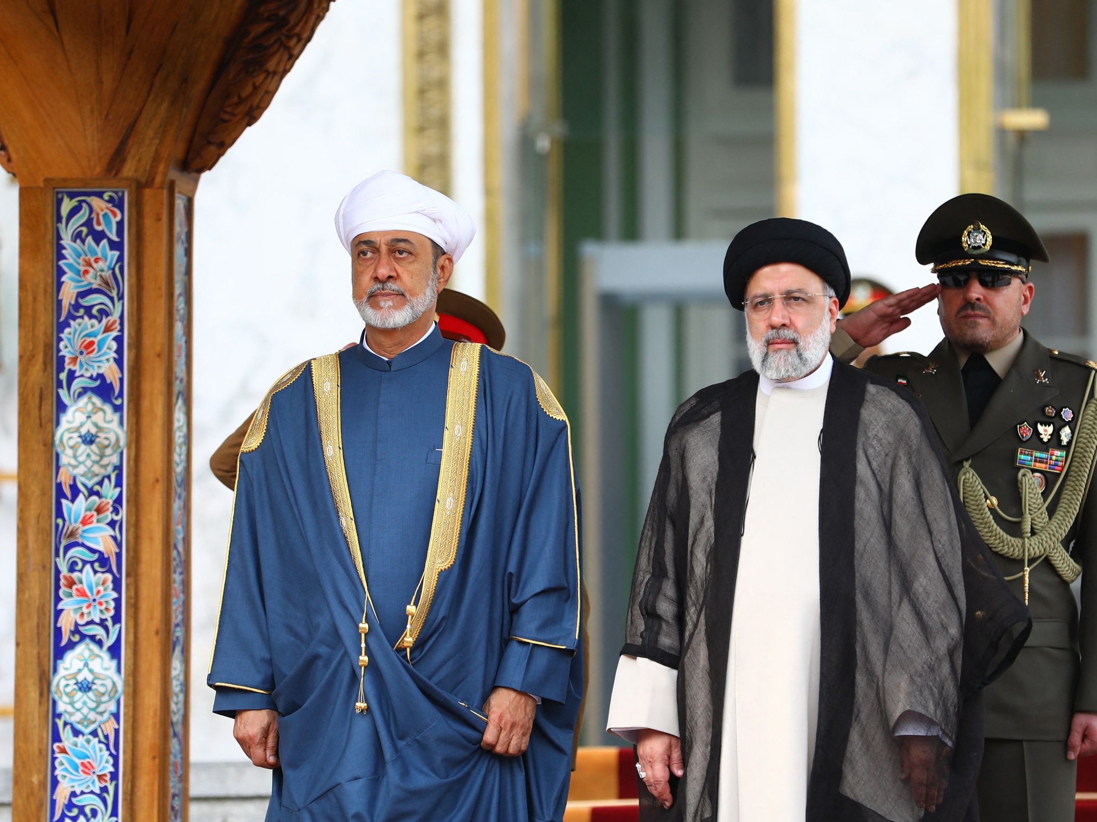 Presiden Iran Ebrahim Raisi (kanan) menyambut Sultan Haitham bin Tariq al-Said (kiri) di Teheran, pada 28 Mei 2023.