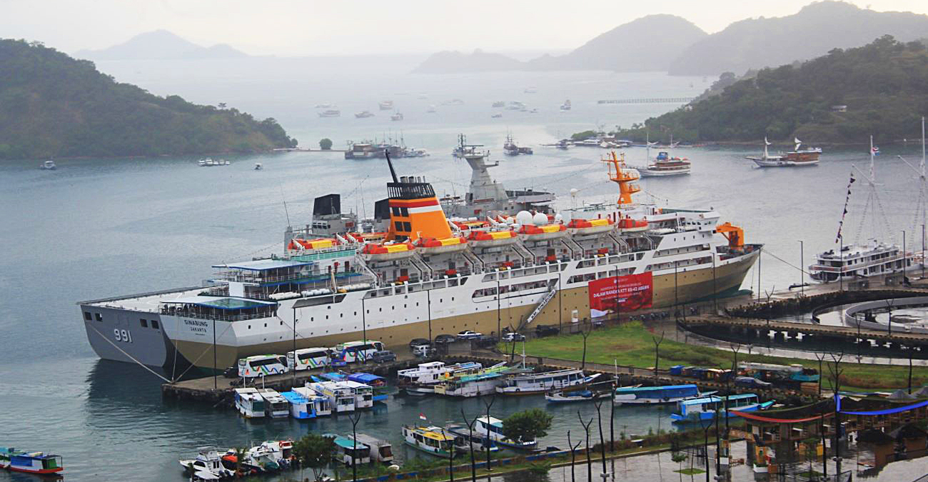 KM Sinabung milik PT Pelni yang dimanfaatkan sebagai akomodasi terapung KTT Ke-42 ASEAN 2023 bersandar di Pelabuhan Labuan Bajo