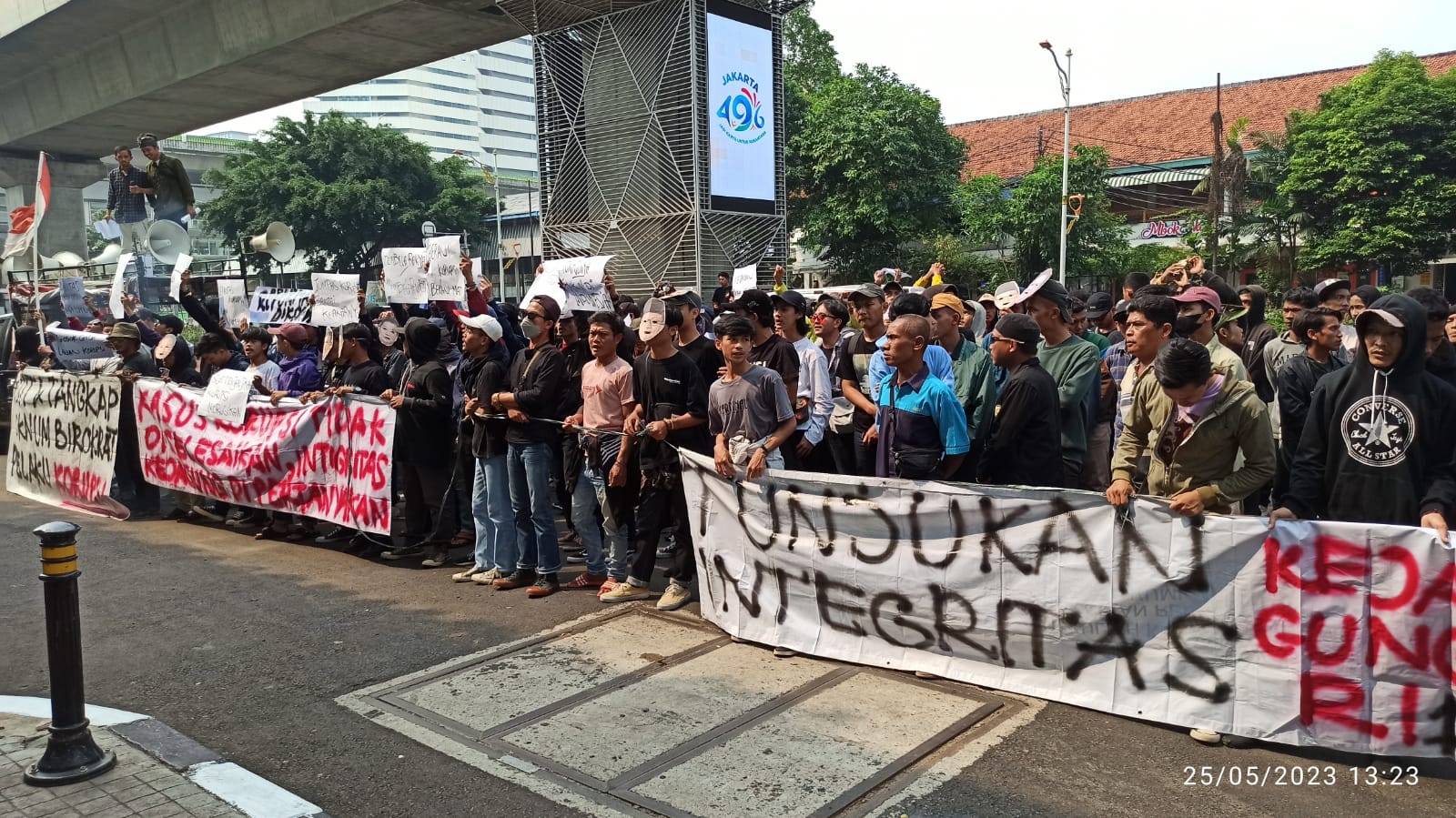 Forum Mahasiswa Anti Korupsi menggelar aksi di depan Gedung Kejaksaan Agung RI, Kamis (25/5).