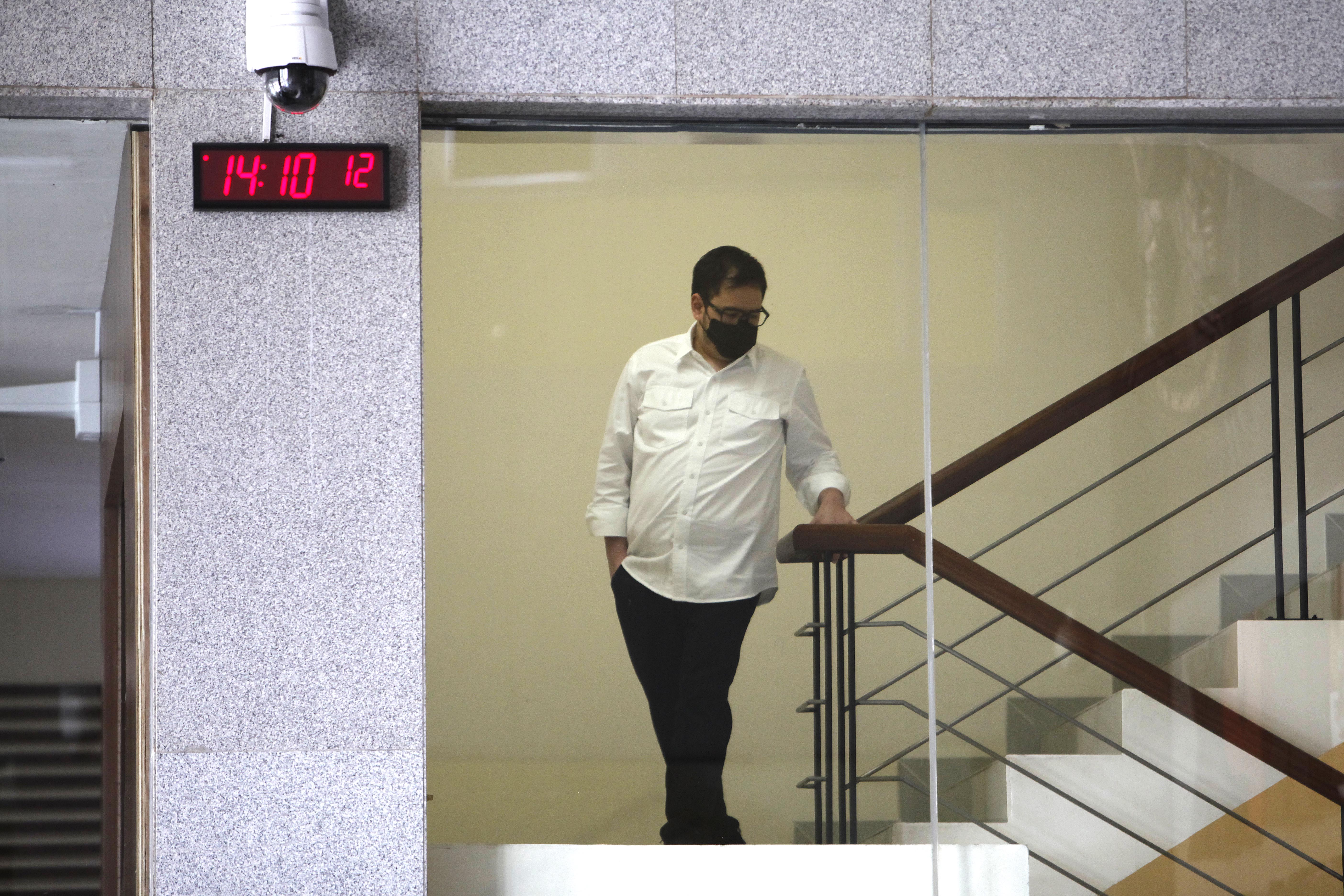 Saksi Mahendra Dito Sampurno berjalan keluar usai menjalani pemeriksaan di Gedung Komisi Pemberantasan Korupsi (KPK)