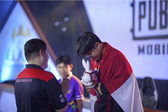 Atlet PUBG Mobile Indonesia Alan “Satar” Raynold Kumaseh saat menerima pengalungan medali perak SEA Games 2023.
