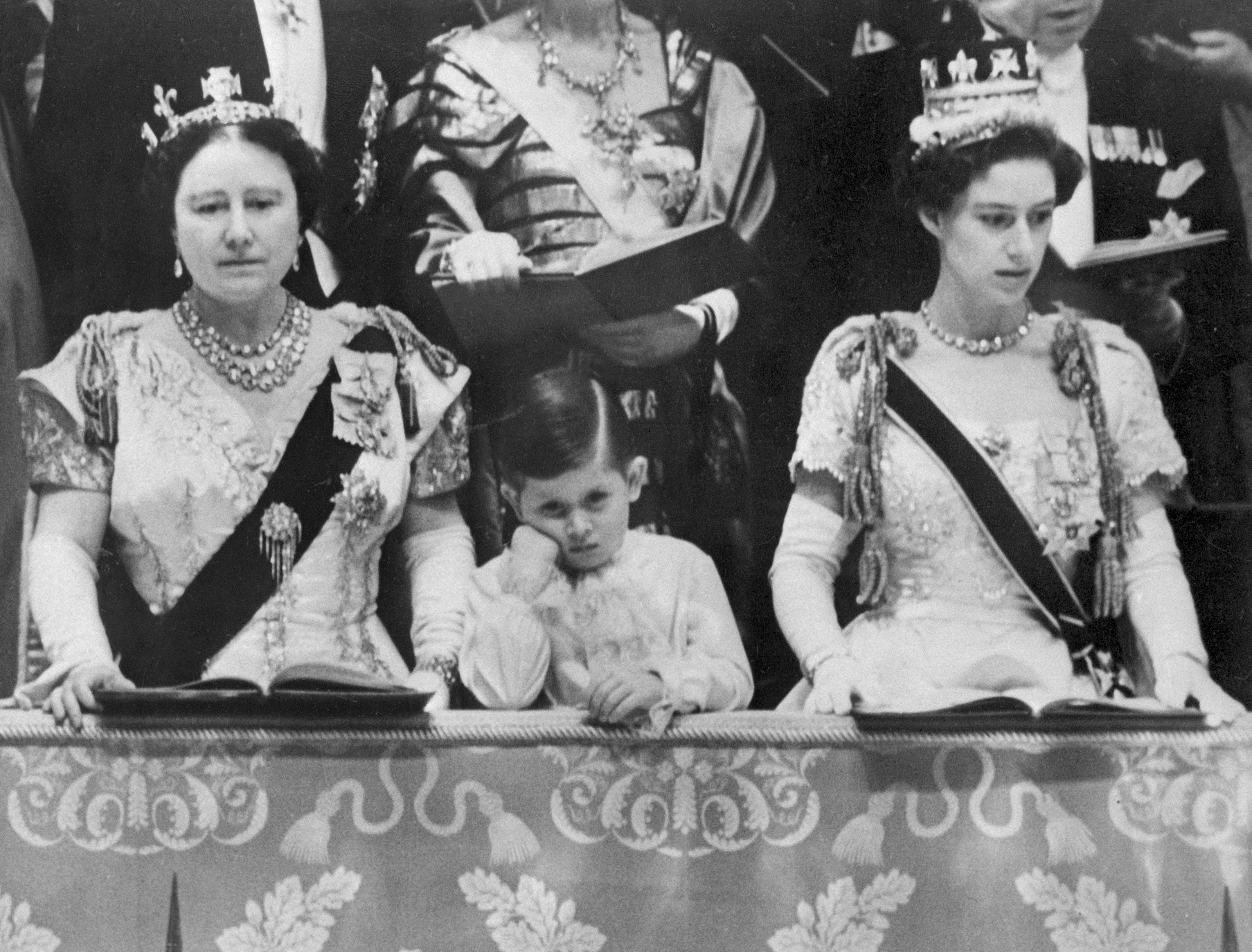 (Kiri ke kanan) Ratu Elizabeth, Prince Charles and Princess Margaret saat coronation Ratu Elizabeth II pada 2 Juni 1953.