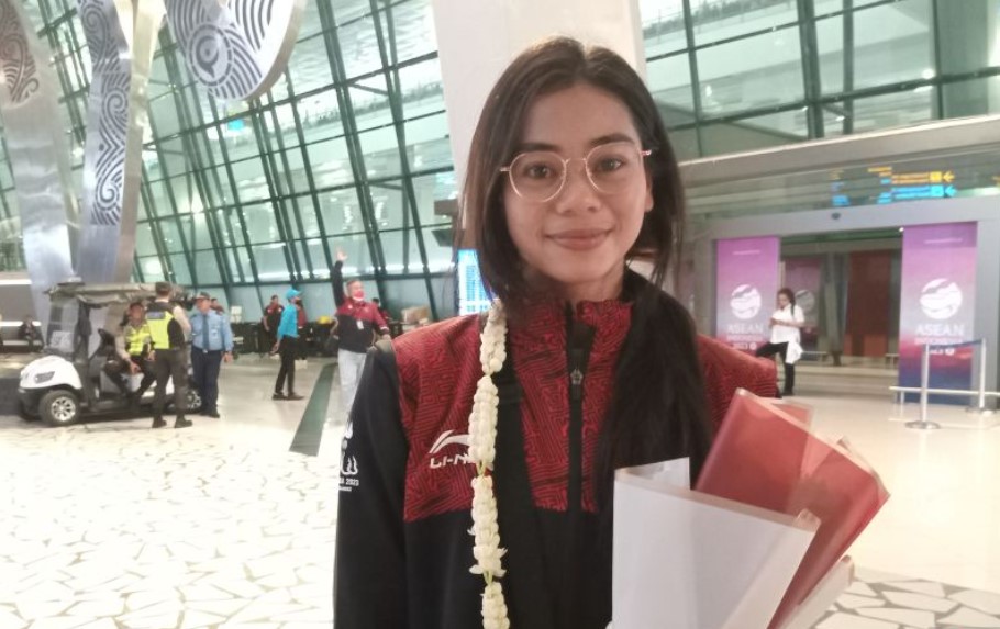 Atlet fin swimming Indonesia Janis Rosalita saat ditemui di Bandara Soekarno-Hatta, Senin (15/5).