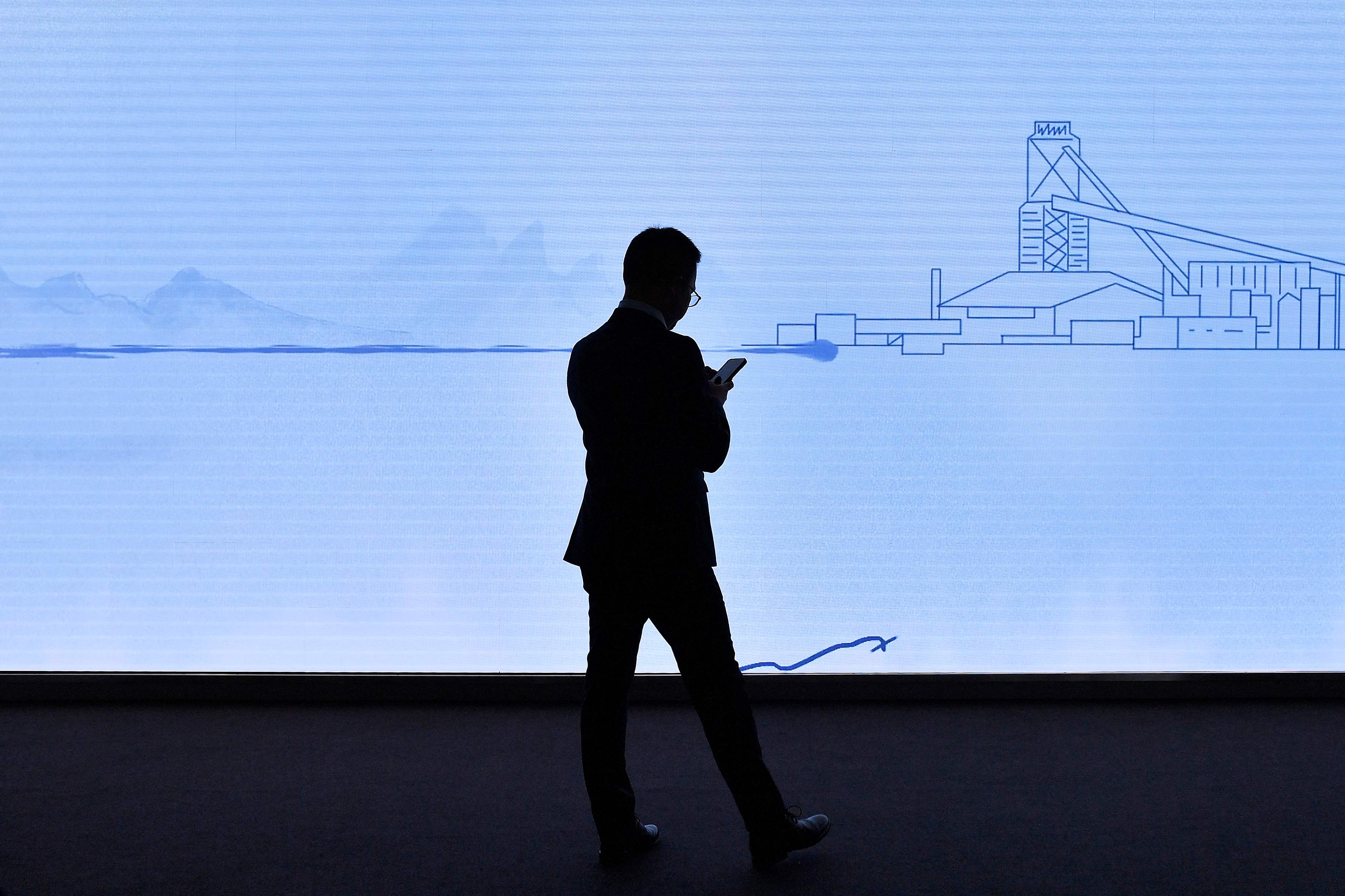 Ilustrasi seorang pria menonton video di ponsel pintar.