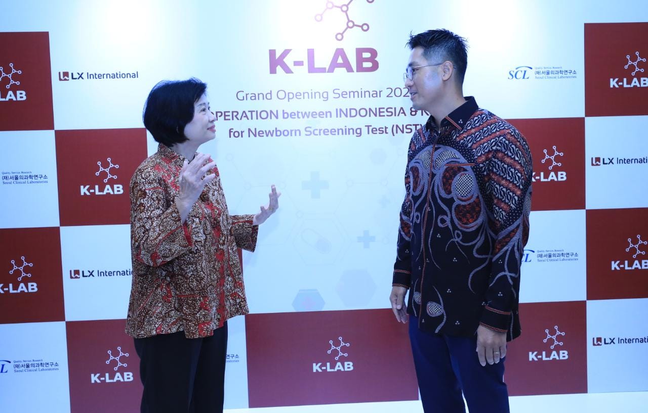 Dokter penanggung jawab laboratorium K-Lab Prof Dr dr Pusparini SpPK (kiri) dan CEO PT SLX Global Healthcare K-Lab Indonesia Kim Myung Hun.