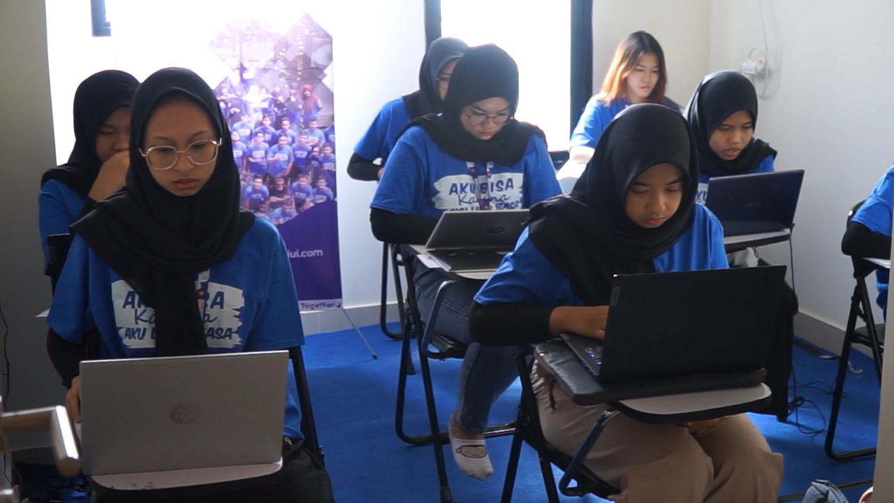 Suasana karantina bimbingan belajar privat di sebuah apartemen di Depok, Jawa Barat.