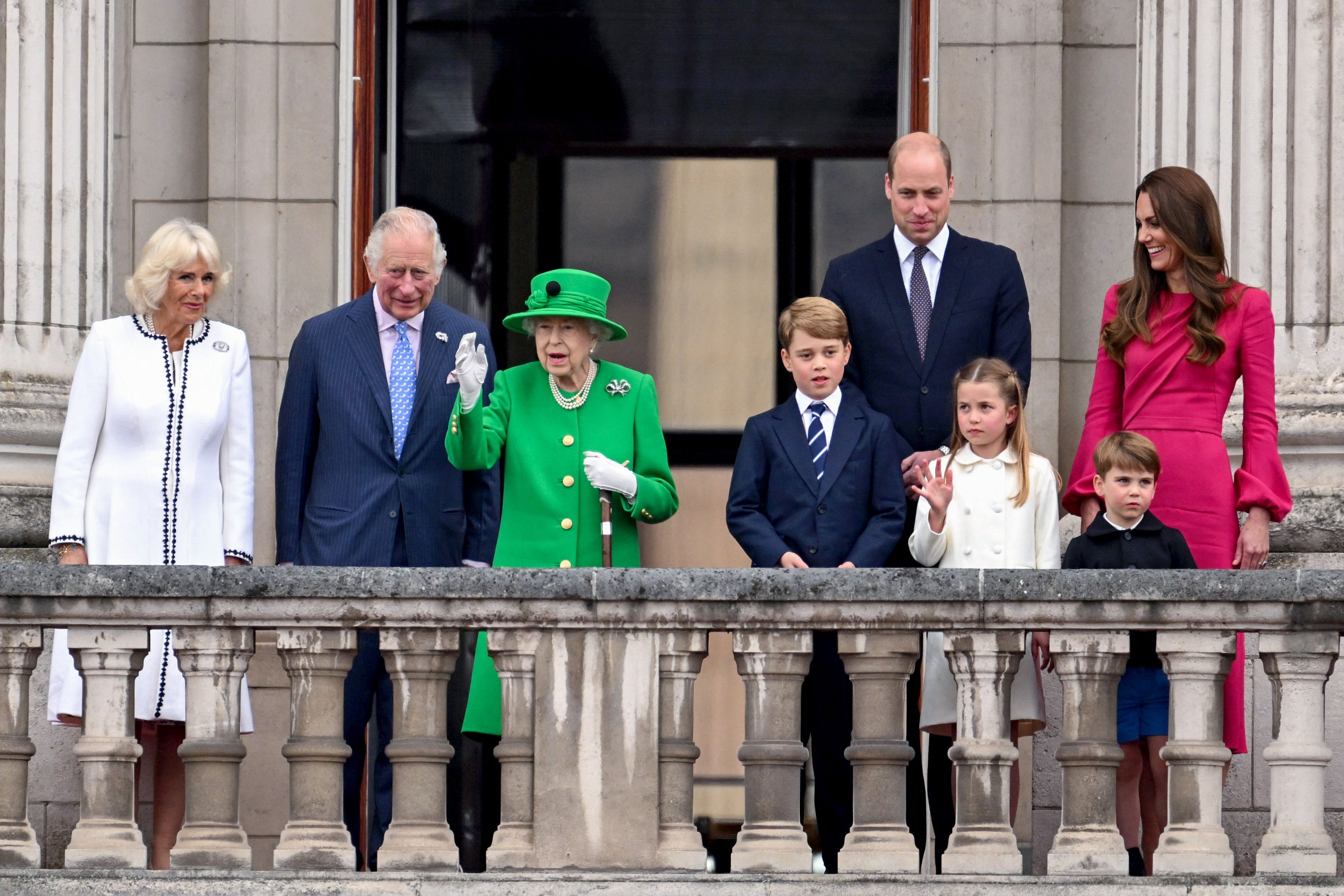 Raja Charles III (dua dari kiri) bersama mendiang Ratu dan anak sulungnya, Pangeran William saat Platinum Jubilee Celebrations, 5 Juni 2022.