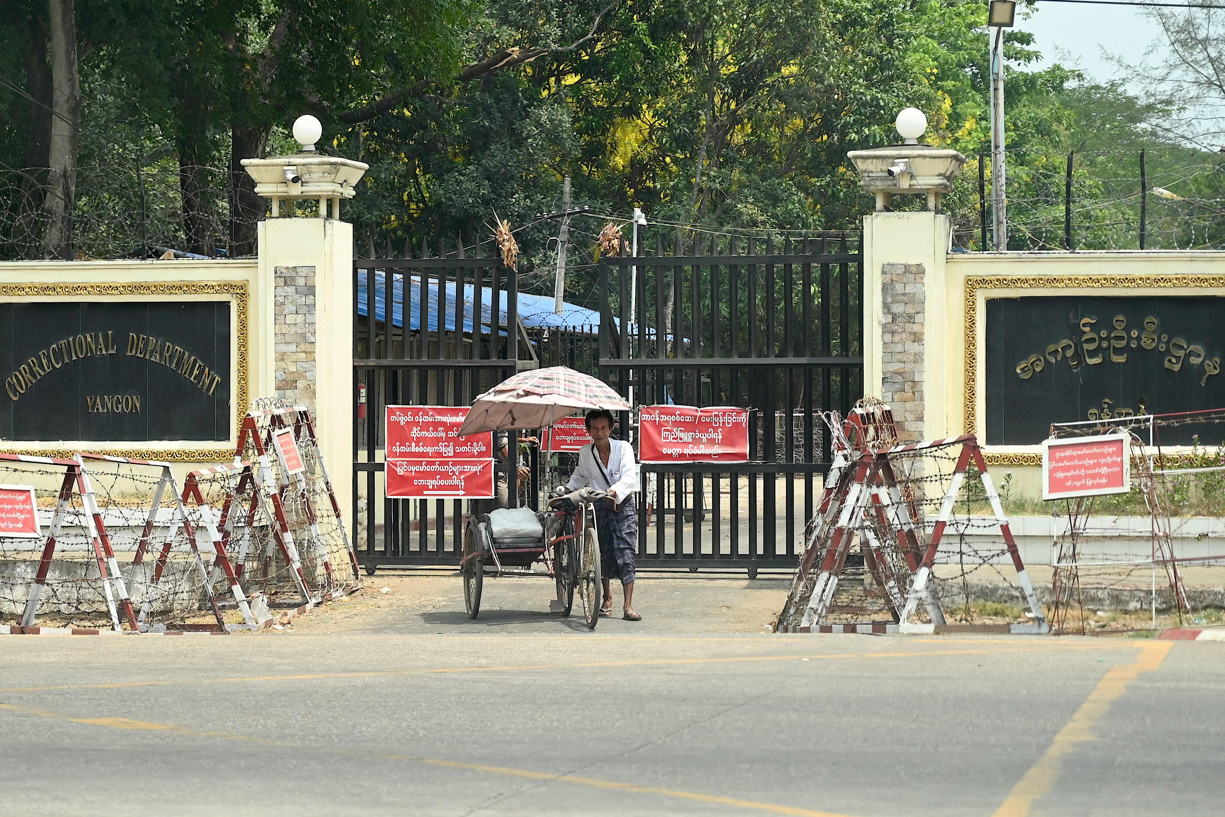 Seorang pria melintas di depan penjara Yangon Myanmar