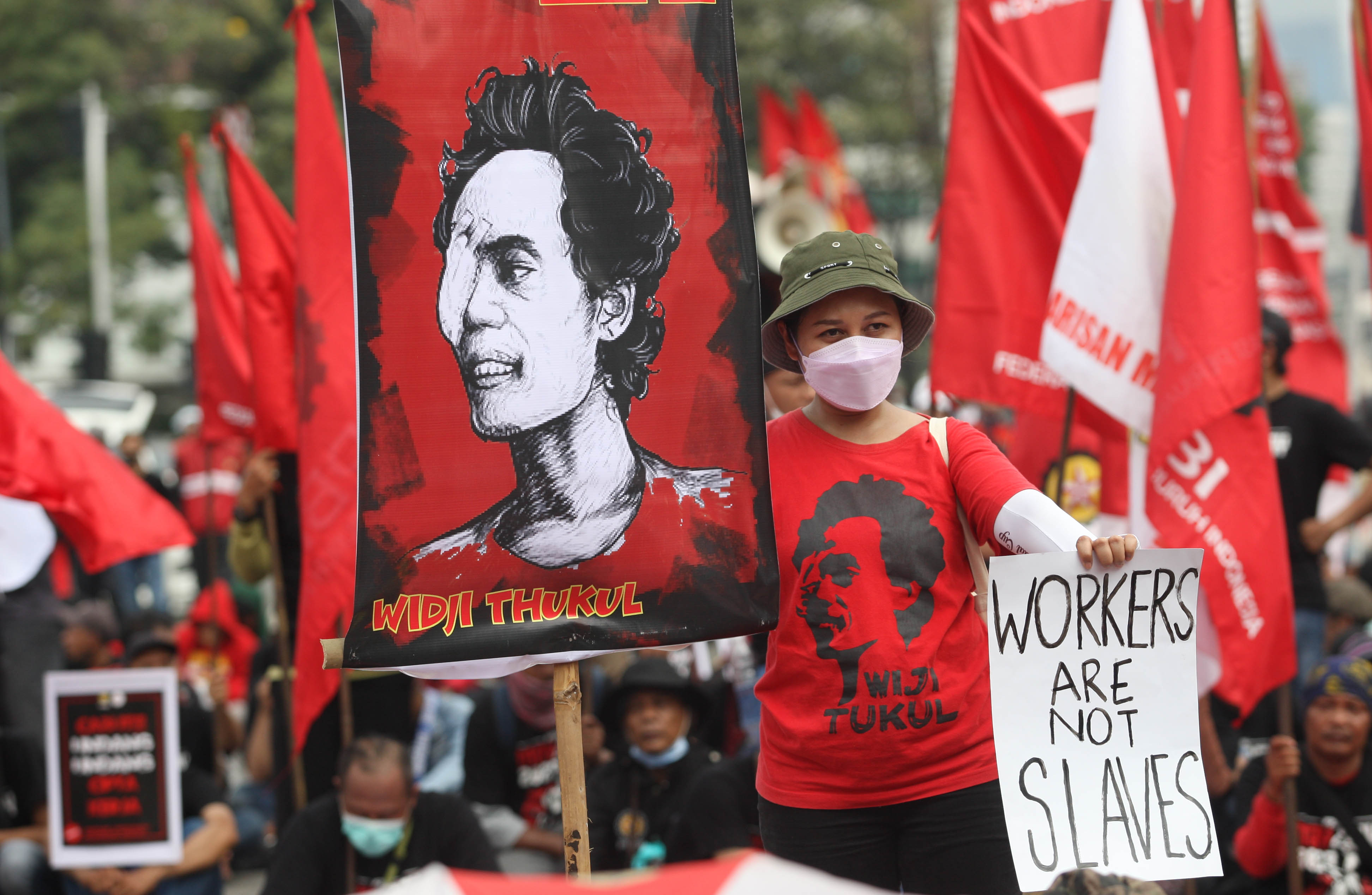 Aksi damai dalam rangka Hari Buruh Internasional atau May Day di Jalan MH Thamrin, Jakarta, Senin (1/5/2023).