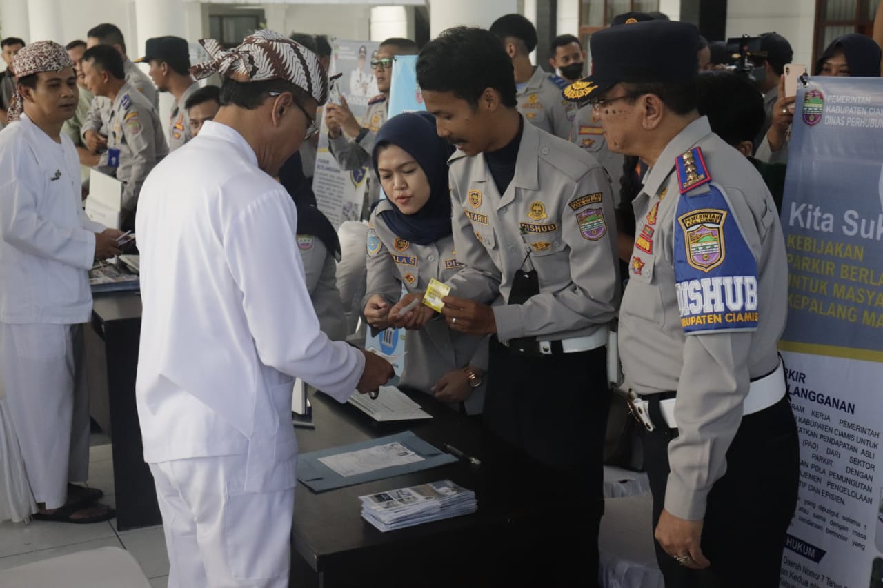 Bupati Ciamis Herdiat Sunarya meluncurkan parkir berlangganan yang akan dikelola oleh pemkab, Sabtu (13/5).