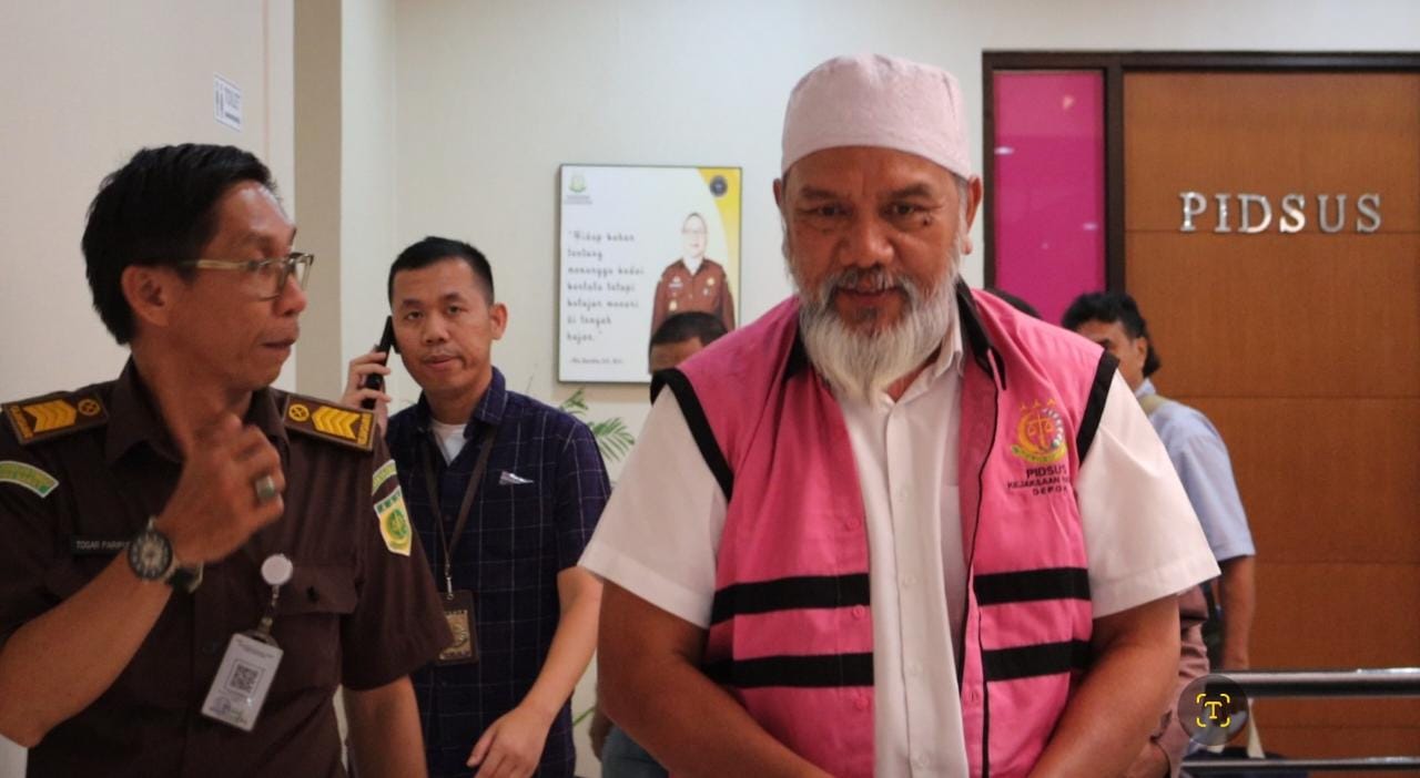 Tersangka kasus korupsi pengadaan fasilitas kampanye KPU Depok tahun 2015, S, dibawa ke Rutan Cilodong, Rabu (31/5).