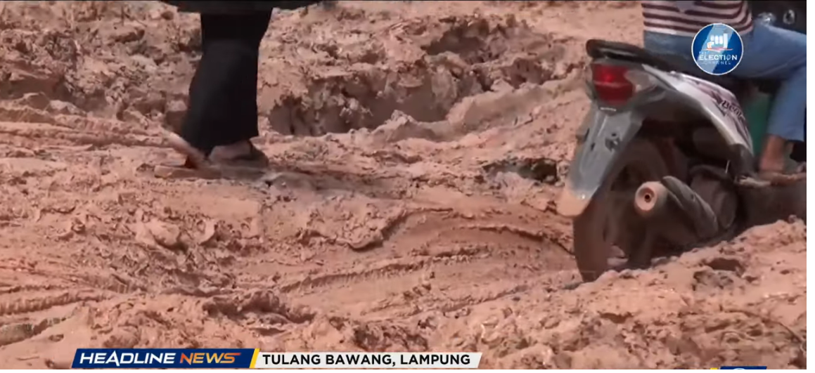 Salah satu titik jalan rusak di Kecamatan Rawa Jitu, Tulang Bawang, Lampung. 