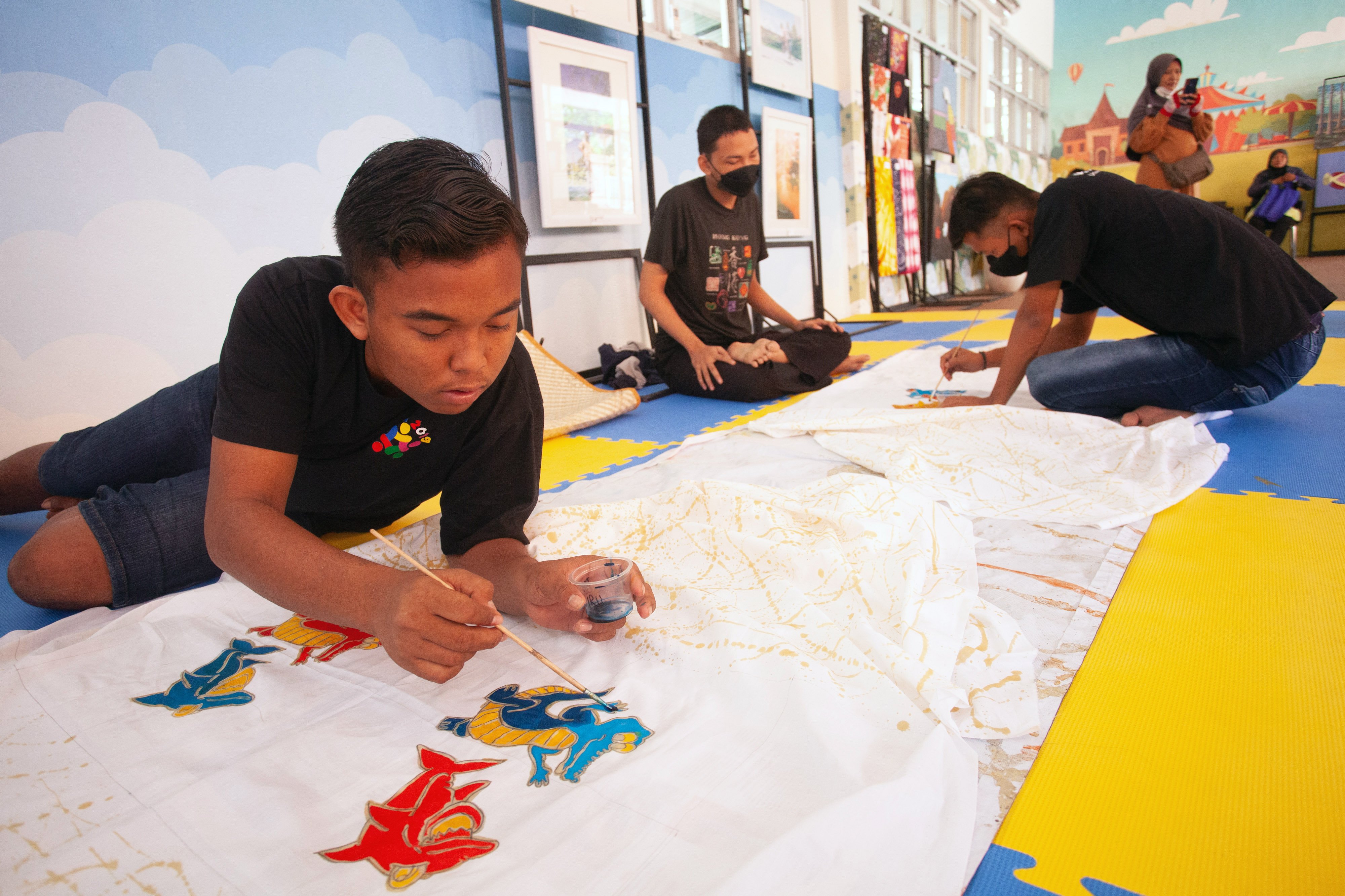 Sejumlah anak berkebutuhan khusus belajar membatik di Rumah Anak Prestasi di Jalan Nginden Semolo, Surabaya, Jawa Timur.
