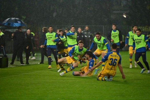 Para pemain Frosinone melakukan selebrasi usai memastikan diri meraih promosi ke Serie A.