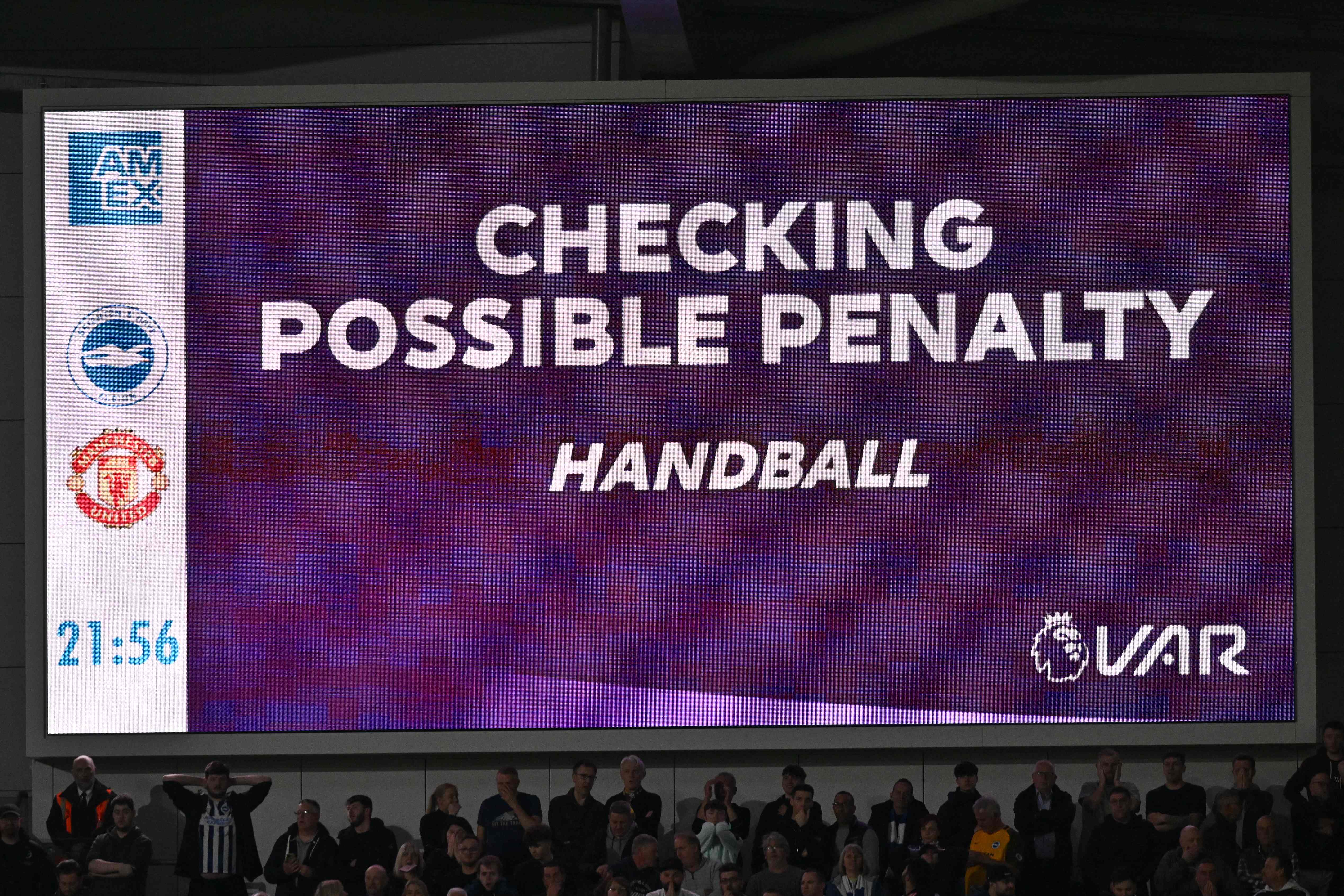 Ilustrasi--Penggunaan VAR di Liga Primer Inggris.