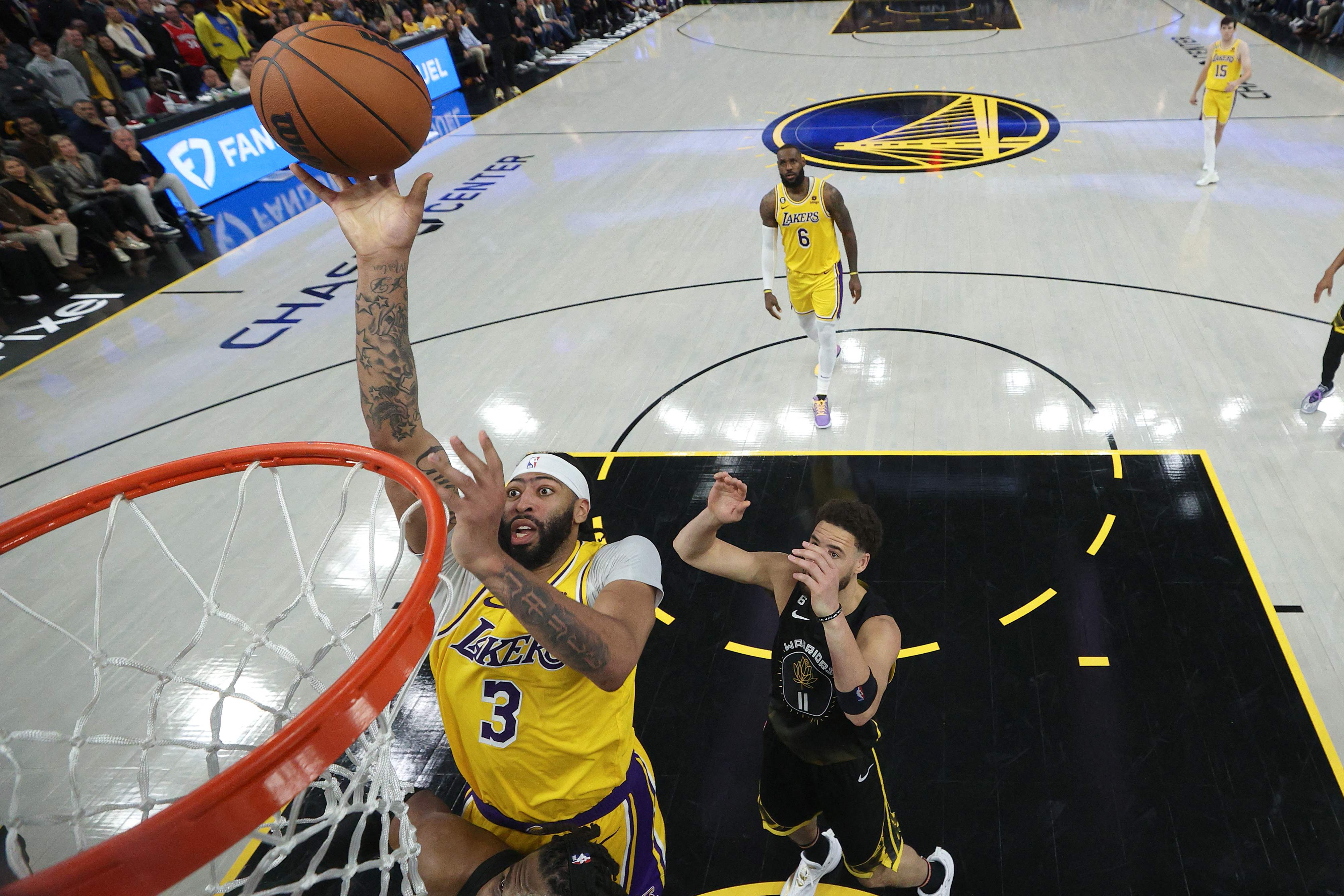 Pebasket Los Angeles Lakers Anthony Davis melepaskan tembakan dalam laga playoff NBA melawan Golden State Warriors