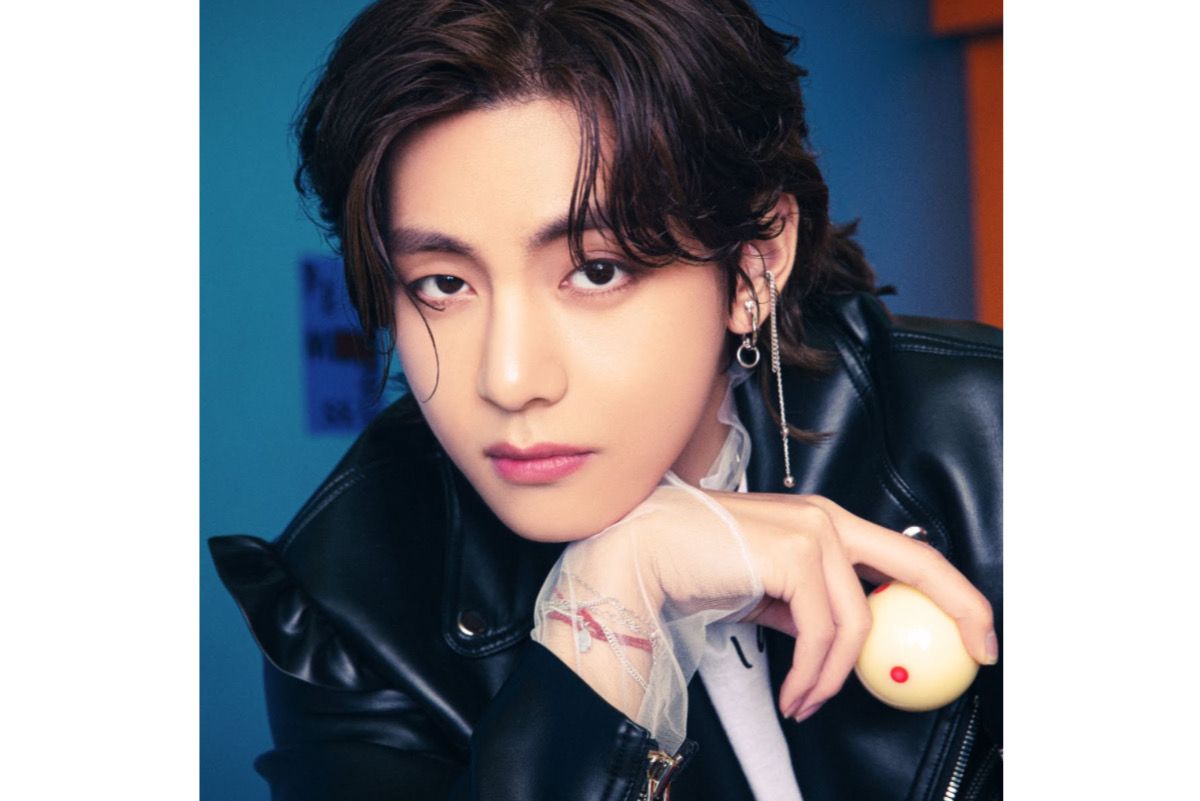 Kim Tehyung atau V BTS terlihat di sebuah jalanan di Kota Paris saat pemotretan merk Celine, Minggu (21/5/2023)