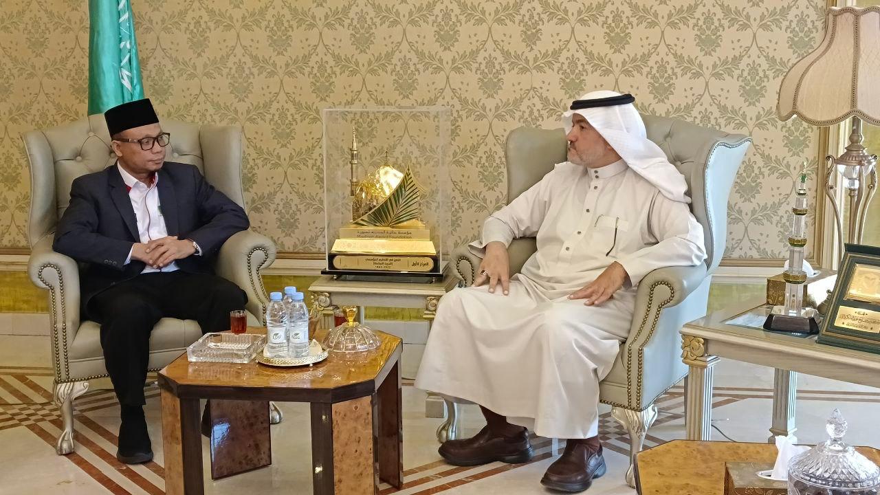 Ketua PPIH Arab Saudi Subhan Cholid (kiri) berbincang dengan Wakil Menteri Haji dan Umrah Bidang Ziarah Arab Saudi Muhammad Abdurrahman