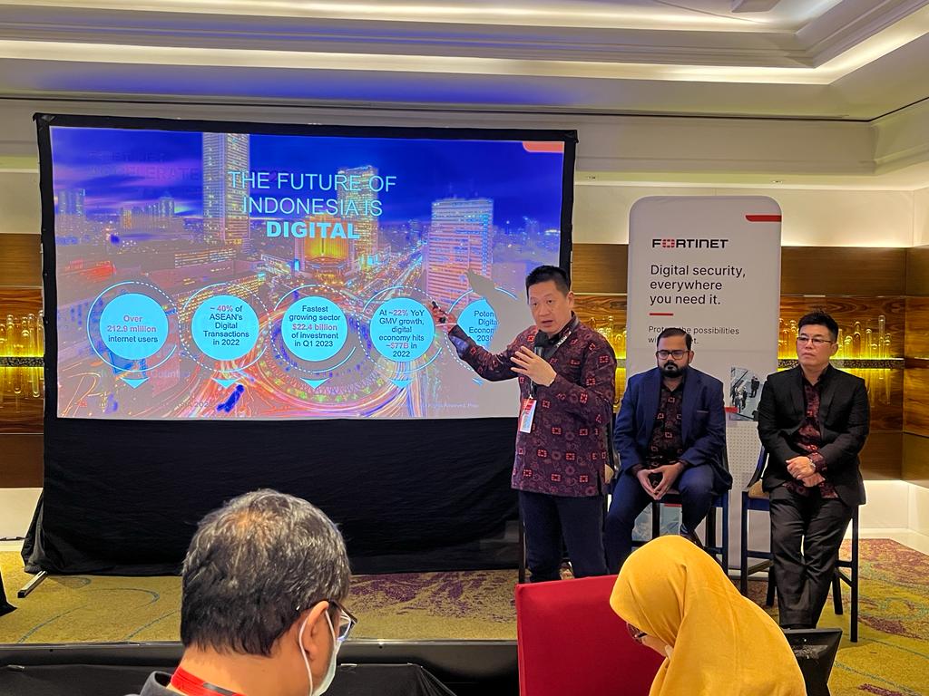 Edwin Lim, Country Director, Fortinet Indonesia, memberi penjelasan hasil survei SASE Asia-Pasifik di Jakarta, Selasa (30/5).