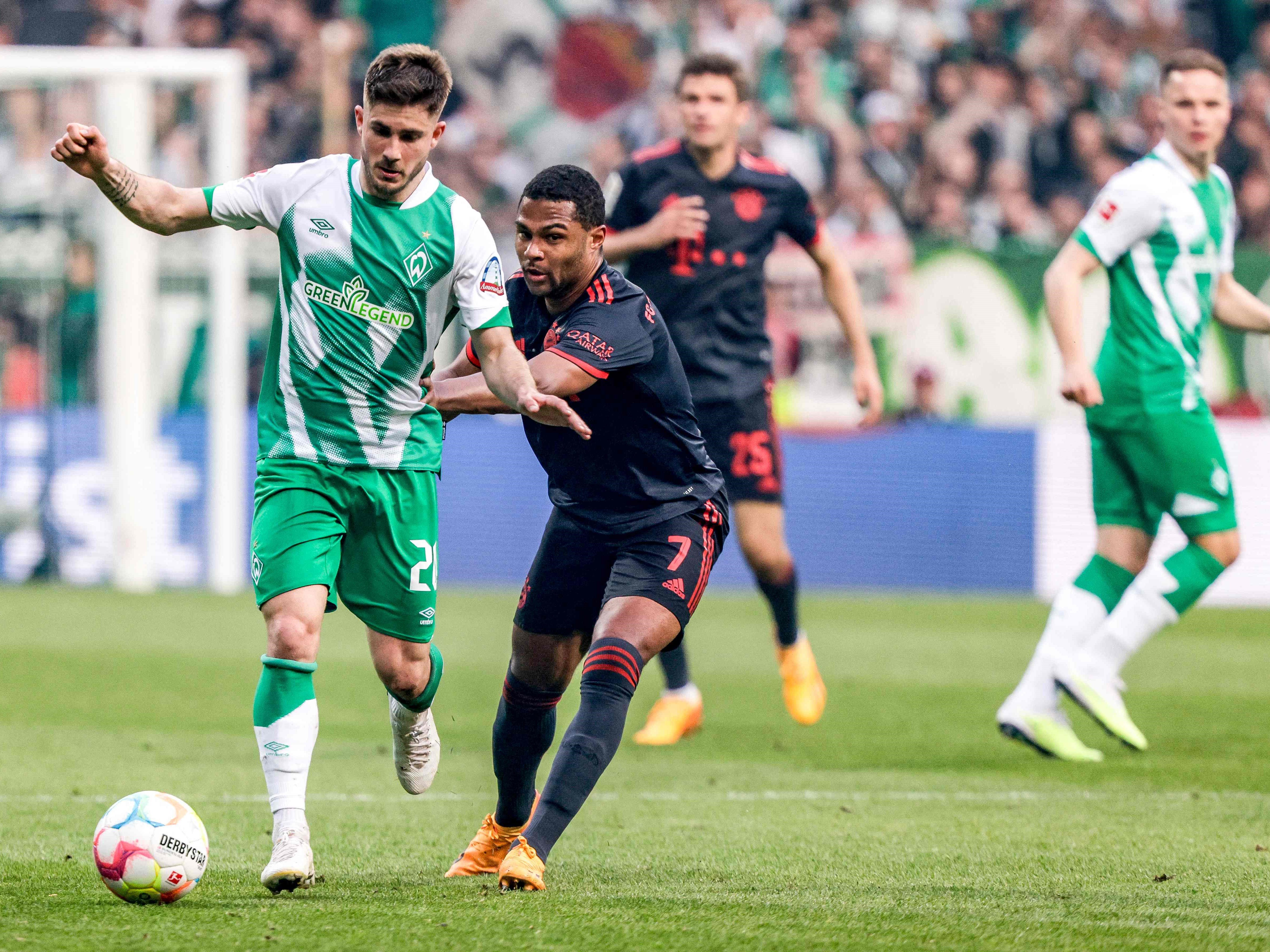 Gelandang Bremen asal Austria Romano Schmid (kiri) dan gelandang Jerman Bayern Muenchen Serge Gnabry bersaing memperebutkan bola.