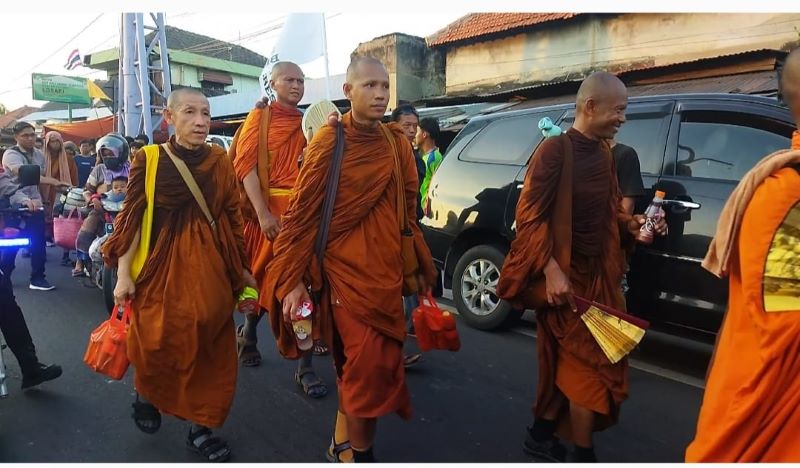 Ilustrasi - Rombongan biksu thudong