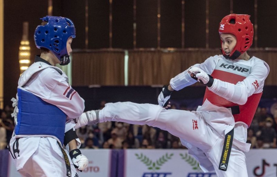 Taekwondoin Indonesia Megawati Tamesti Maheswari (kanan) bertanding melawan atlet Taekwondo Thailand Chutikan Jongkolrattanawattana.