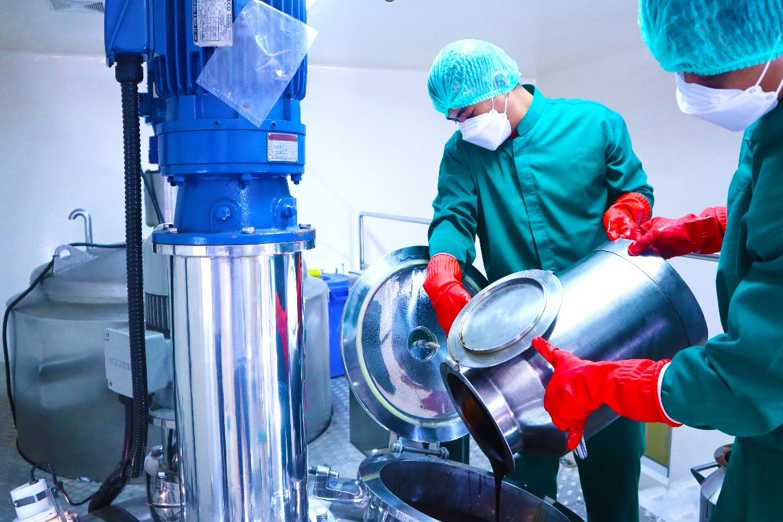 Pengolahan bahan herbal untuk memproduksi obat.