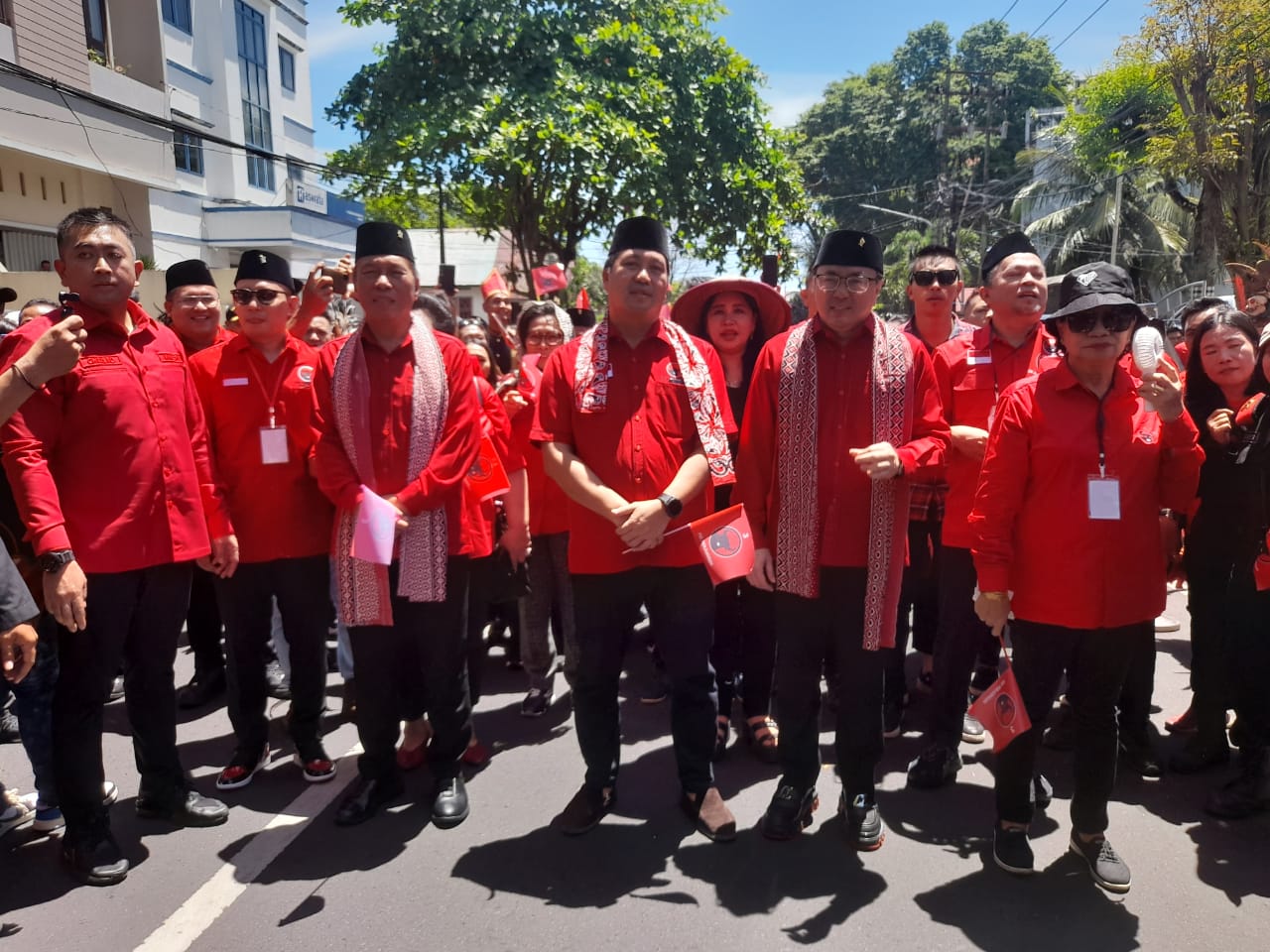 Pengurus, kader dan simpatisan PDI Perjuangan saat mendaftarkan bakal calon anggota DPRD Sulawesi Utara ke KPUD