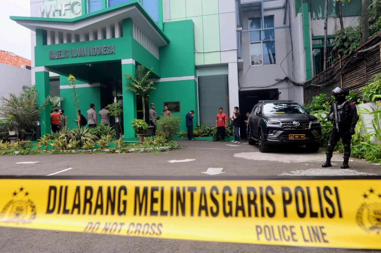 Personel Brimob berjaga seusai kejadian penembakan di Kantor Majelis Ulama Indonesia (MUI) Pusat, Jakarta.