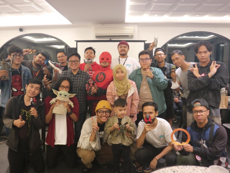 Para pegiat hobi foto mainan berkumpul di Chief Barber and Coffee, Jakarta.