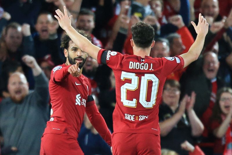 Pemain Liverpool Mohammad Salah dan Diogo Jota melakukan selebrasi.