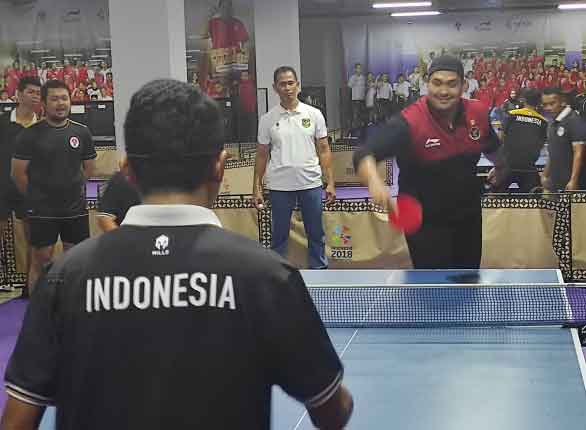 Menpora Dito bermain dengan atlet para tenis meja ketika meninjau persiapan pemusatan latihan di JTC Solo Baru, Surakarta, Jawa Tengah. 