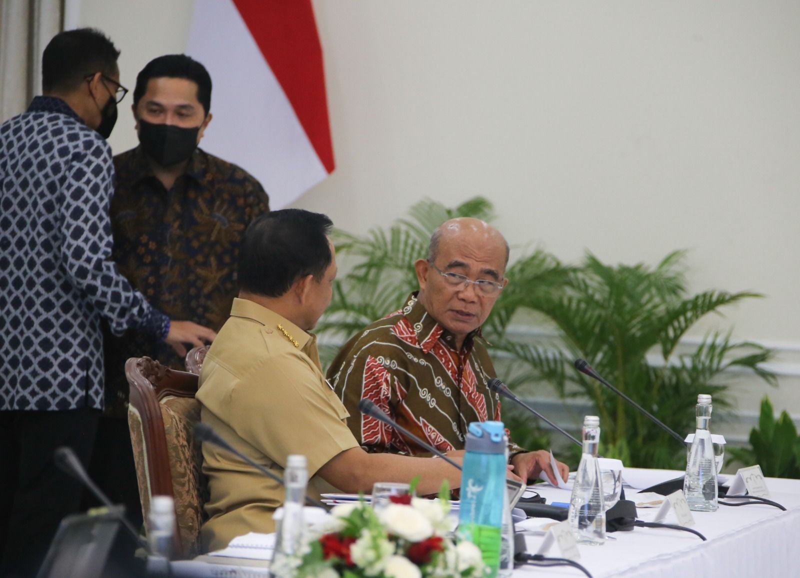 Menko PMK Muhadjir Effendy (kanan)