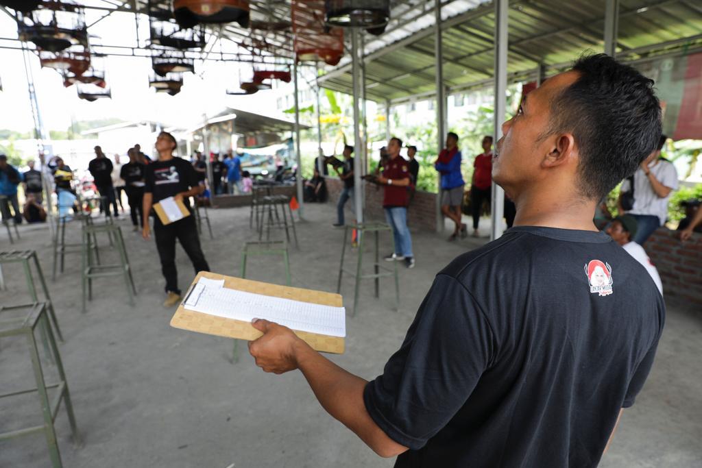 Relawan Ganjar Muda Padjajaran mengadakan turnamen burung kicau di Setiamanah, Kecamatan Cimahi Tengah, Kota Cimahi, Jabar, Sabtu (20/5).