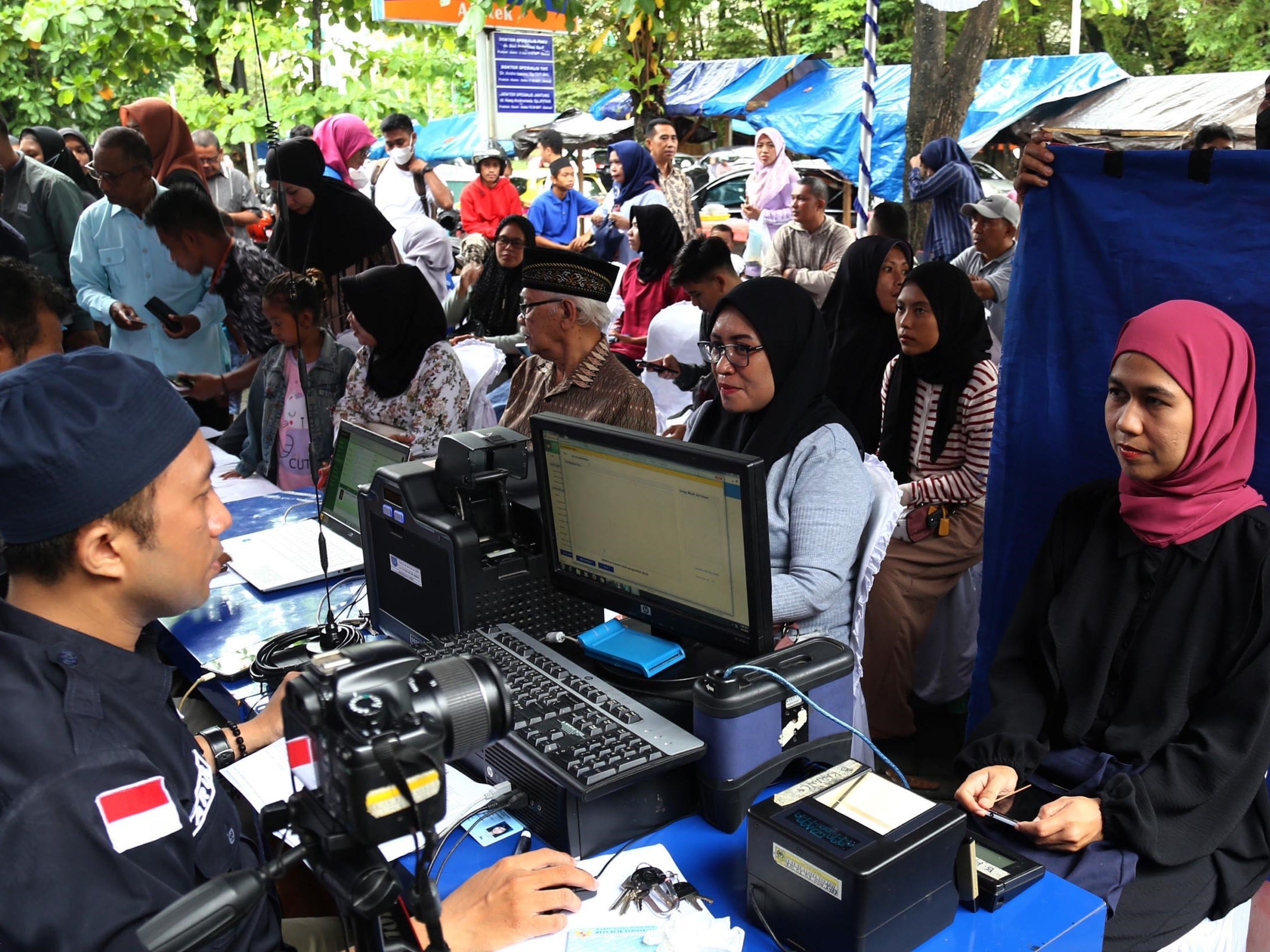 Petugas Dinas Kependudukan dan Pencatatan Sipil Kota Ternate melakukan perekaman data untuk KTP elektronik kepada warga di Taman Nukila.