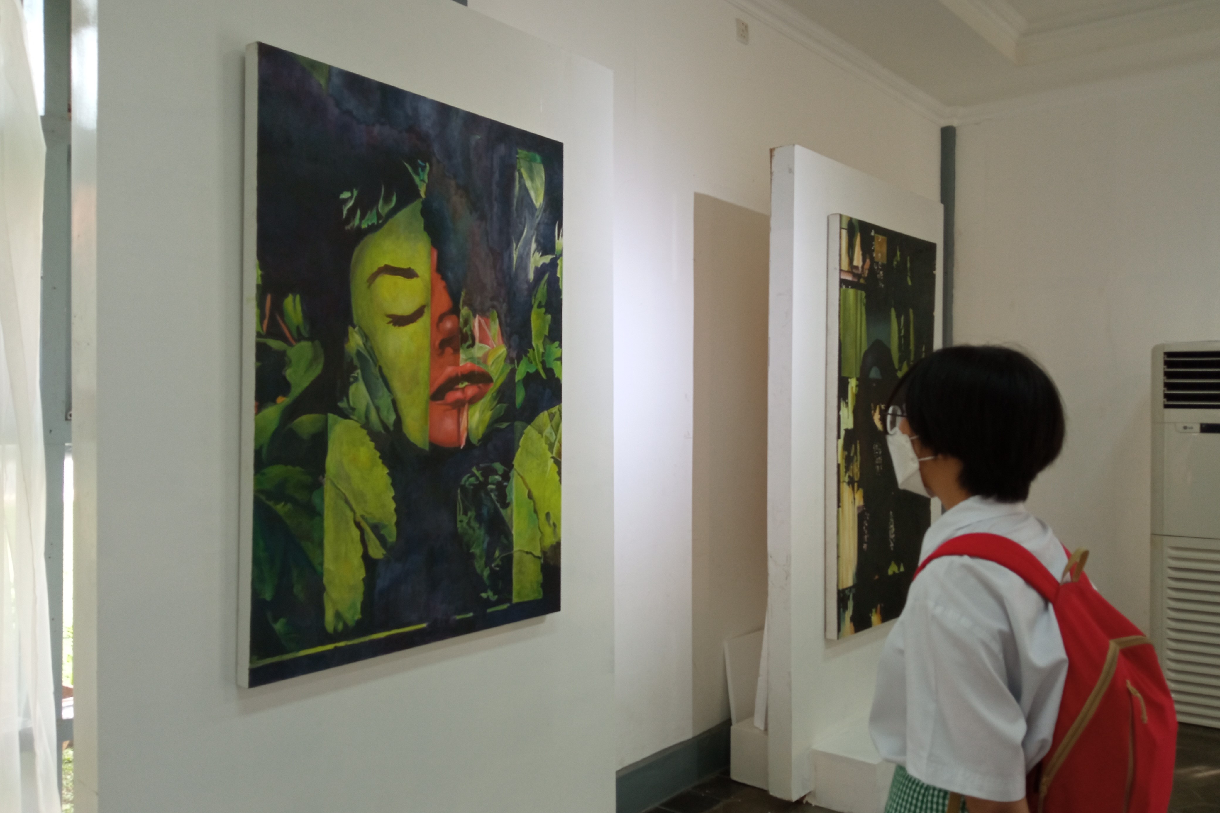 Pelajar SMA menikmati lukisan berjudul Pada Suatu Hari Nanti karya Derson Madjiah di Museum Kebangkitan Nasional, Stovia, Jakarta Pusat.