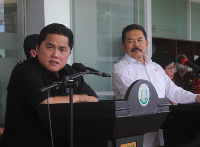Jaksa Agung Sanitiar Burhanuddin (baju putih) bersama Menteri BUMN Erick Thohir saat memberikan keterangan pers, di Kejaksaan Agung, Jakarta