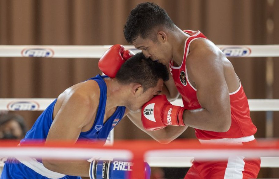 Petinju Indonesia Maikhel Roberrd Muskita (kanan) 