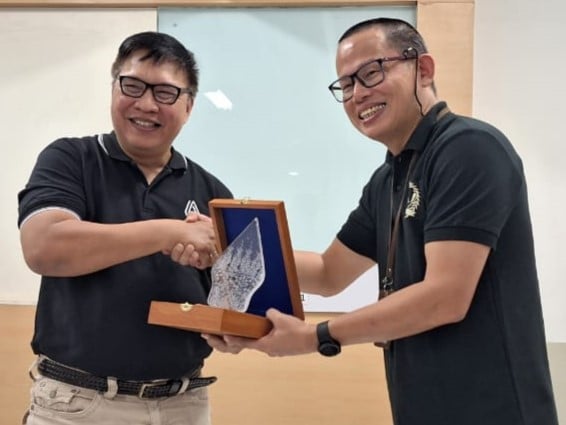 Davy Tuilan (kiri) dan Fergyanto E Gunawan.