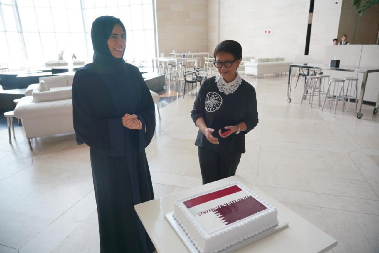 Menlu Retno Marsudi (kanan) dan Menteri Kerja Sama Internasional Qatar, Lolwah R Al Khater, di Doha, Senin (1/5).