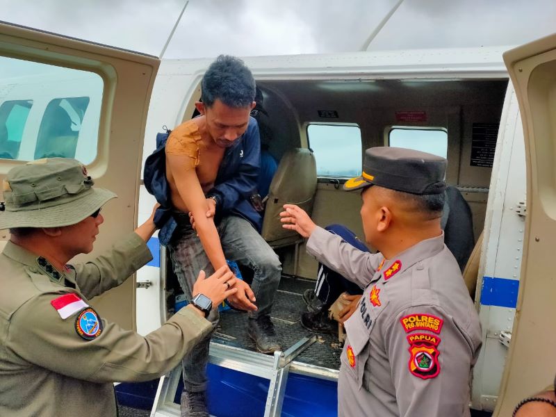 Empat pekerja tower BTS berhasil dievakuasi.