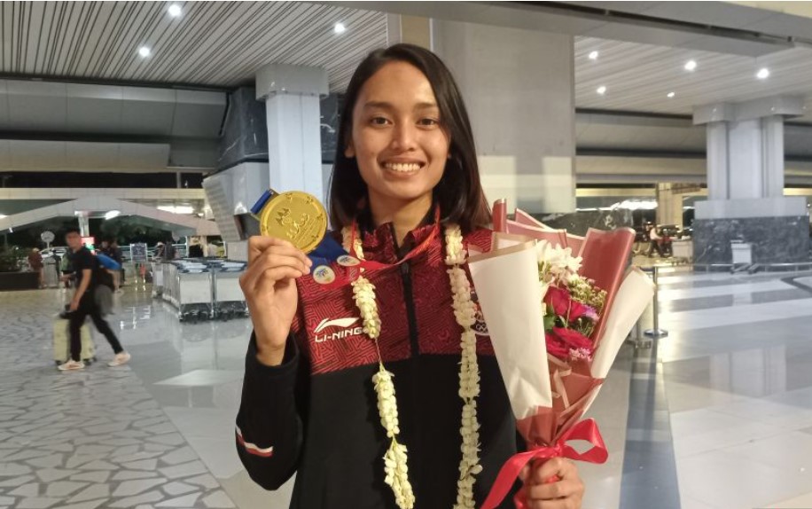 Atlet taekwondo Megawati Tamesti Maheswari memamerkan medali emas SEA Games 2023.