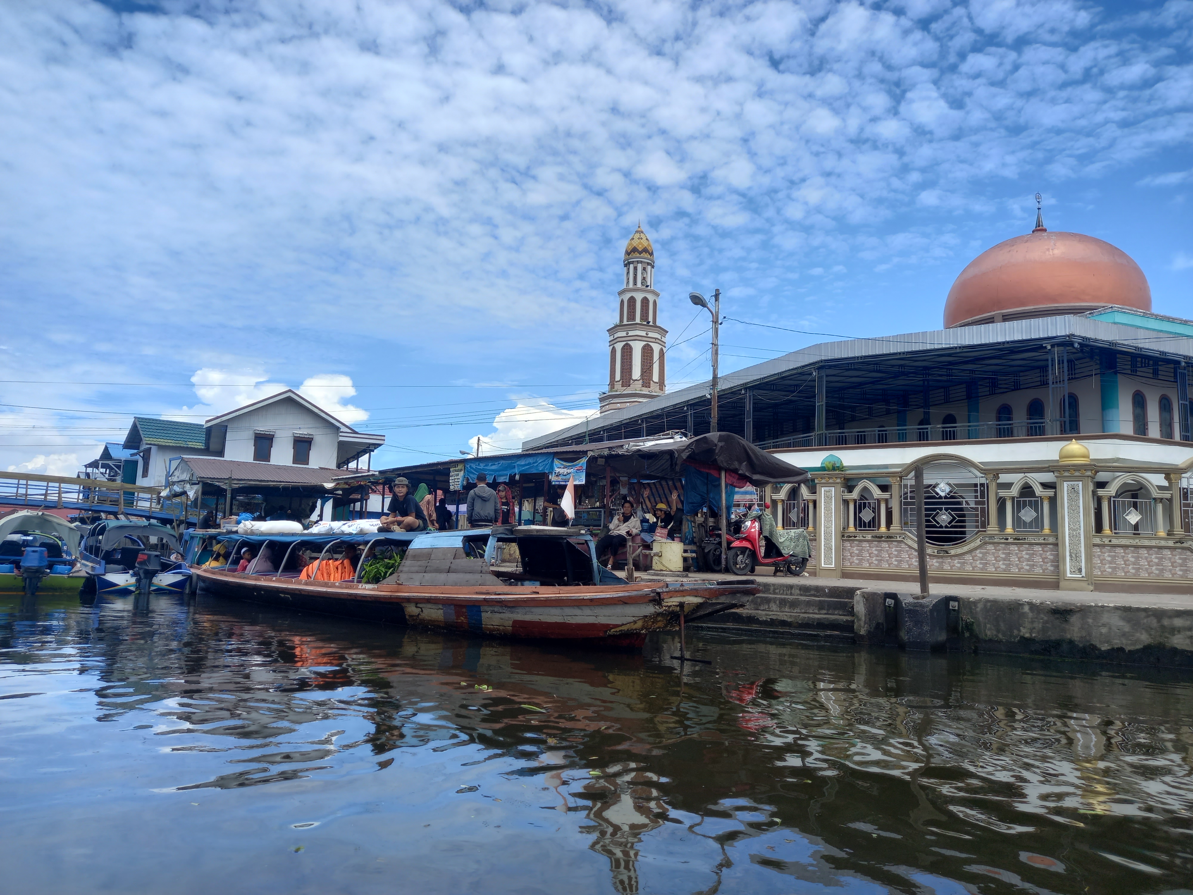 Transportasi sungai menuju pedalaman rawa Kalimantan Selatan di Kabupaten Hulu Sungai Utara.