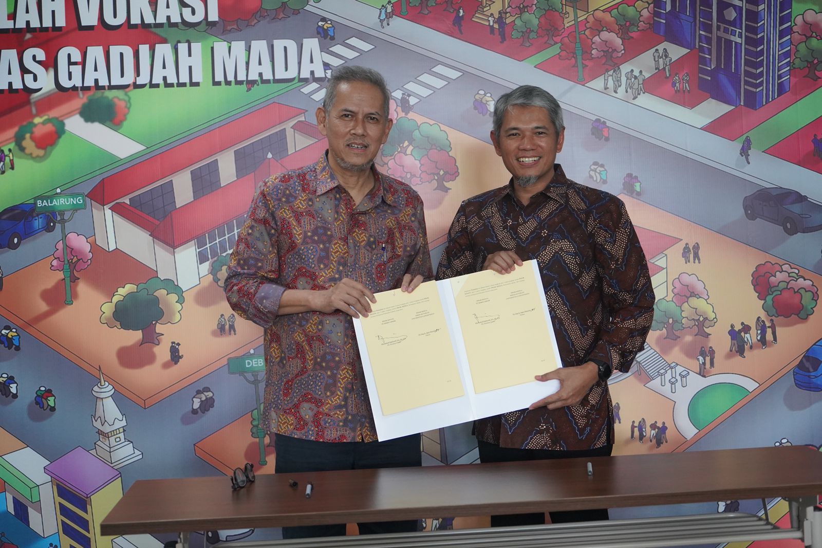 Plt Direktur Utama PT Semen Gresik, Muchammad Supriyadi (kanan) dengan Kepala DEB SV UGM, Anggito Abimanyu